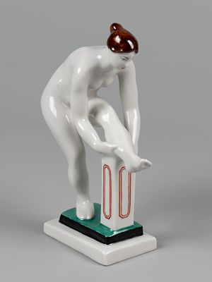 Статуэтка. Ню. Надевающая чулки. Авт. Матвеев А.Т. ЛФЗ, 1960-е. Фарфор, роспись. Высота 16,5 