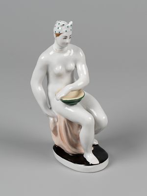 Статуэтка. Ню. Купальщица с тазом. Авт. Матвеев А.Т. ЛФЗ, 1930-е. Фарфор, роспись. Высота 15 см. 