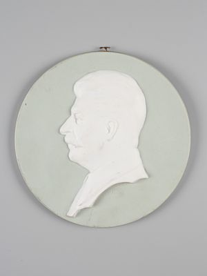 Плакетка. Профиль И.В. Сталина. Вербилки. Сер. ХХ в. Бисквит. Диаметр 15 см. Без клейма. 
Следы 