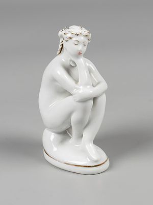 Статуэтка. На пляже. Авт. Е.А. Гендельман. ЛФЗ, 1970-1991 гг. Фарфор, роспись, золочение. Высота 