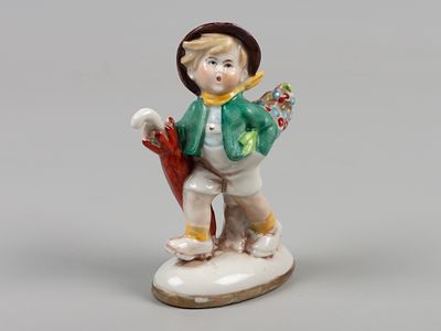 Статуэтка. Мальчик с зонтом. Германия, ХХ в. Высота 11 см. По нижнему краю в тесте: "21016 