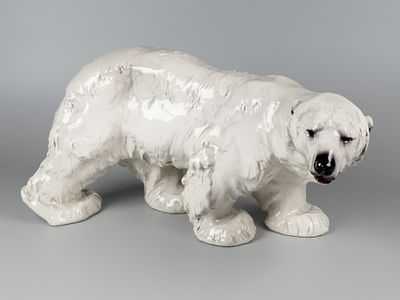 Статуэтка. Медведь. В стиле Мейсен. кон. XX в. Фаянс, глазурь. Высота 25,5 см. Без марки. Следы 