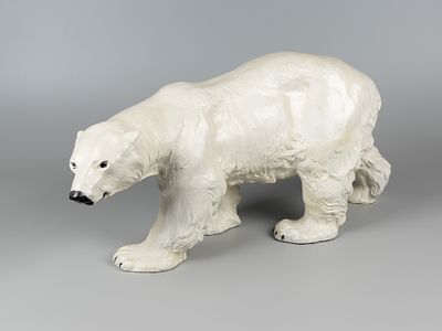 Статуэтка. Белый медведь. Т-во М.С. Кузнецова в Твери. руб. XIX-XX в. Фаянс. Высота 25,5 см. 