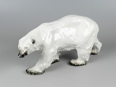 Статуэтка. Белый полярный медведь. Конаковский фаянсовый завод, 1930-е. Фаянс, роспись. Высота 