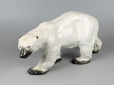 Статуэтка. Белый полярный медведь. Конаковский фаянсовый завод, 1930-е. Фаянс, роспись. Высота 