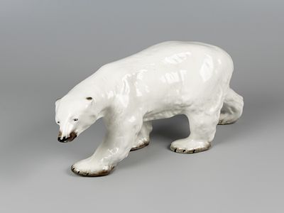 Статуэтка. Белый полярный медведь. Конаковский фаянсовый завод, 1930-е. Фаянс, роспись. Высота 