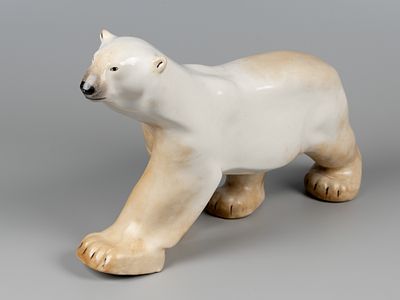 Статуэтка. Белый медведь. Авт. росписи Осина Л.П. Стройфарфор, 1990-е. Фарфор, роспись. Высота 