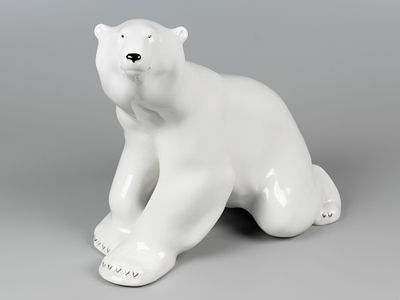 Статуэтка. Белый медведь. Сидящий. Авт. Воробьев Б.Я. ЛФЗ, 1960-1970-е. Фарфор, роспись. Высота 