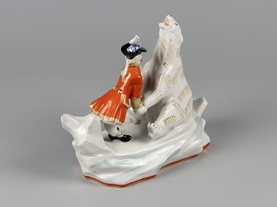 Статуэтка. Барон Мюнхгаузен с медведем. Авт. Андрианова Т.В. ДФЗ, Вербилки, 1961 г. Фарфор 