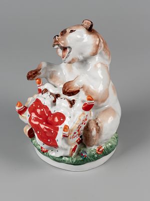 Статуэтка. Медведица с медвежатами. Авт. Чарушин Е.И. ЛФЗ, 1950-е. Фарфор, роспись. Высота 16,5 