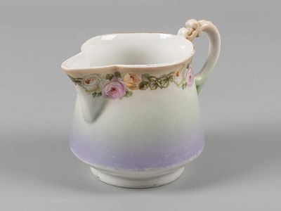 Молочник. Розовые гирлянды. Т-во М.С. Кузнецова. Нач. ХХ в. Фарфор, деколь, крытье, золочение. В 