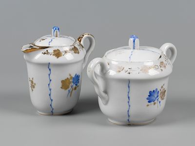 Предметы из сервиза &laquo;Золотые и синие цветы&raquo;. Сахарница и молочник. Авт. Воробьевский А.В. ГФЗ 