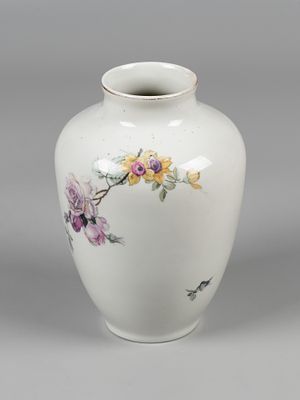 Ваза. Розы. Акционерное общество &laquo;М.С. Кузнецов&raquo;. Рига, Латвия. 1934-1940 гг. Фарфор, золочение 