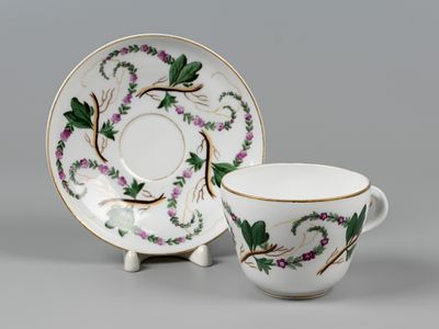 Чайная пара. Цветочные гирлянды с ветками. ГФЗ, 1919 г. Фарфор, роспись, золочение. На 