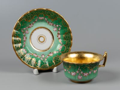 НI. Чайная пара. Пионы на зеленом фоне. ИФЗ, 1825-1855 гг. Фарфор, крытье, золочение, роспись. Н 