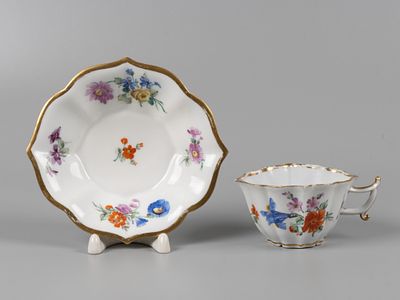 Meissen. Кофейная пара. Цветы на белом фоне, золотой ободок. Мейсен, пер. пол. XX в. Фарфор 