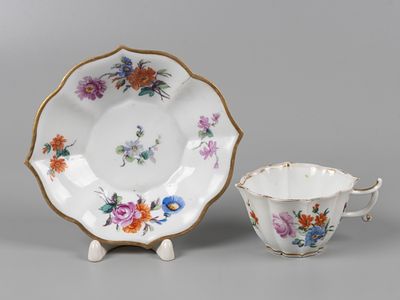 Meissen. Кофейная пара. Цветы на белом фоне, золотой ободок. Мейсен, пер. пол. XX в. Фарфор 