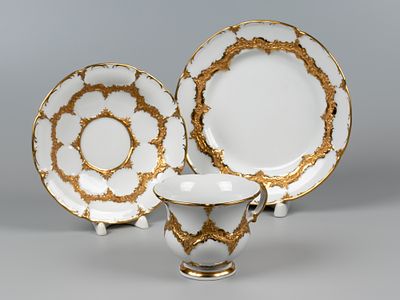Meissen. Чайная тройка. Сер. ХХ в. Фарфор, золочение. На основаниях марки кобальтом. В тесте 