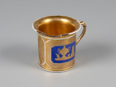 Чайная чашка с изображением чернильного прибора. Частные фарфоровые заводы, XIX в. Фарфор 