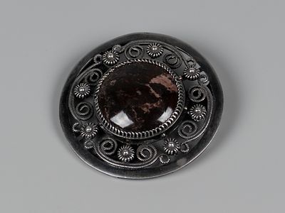 Брошь круглая. Яшма. Ювелиры Урала. Екатеринбург, 1995 г. Бел. металл, яшма, скань. Вес 16.2 г. 