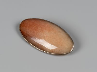 Брошь. Русские самоцветы. Ленинград, 1965 г. Бел. металл, халцедон. Вес 11,5 г. Проба &laquo;875&raquo;. 