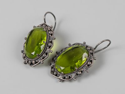 Серьги. Зеленое ювелирное стекло. Артель Красная Пресня, Кострома. XX в. Мельхиор. Размер 
