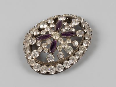 Деталь украшения. Начало ХХ в. Латунь, стразы. Размер 44х35 мм. 
Помятость. Немного нарушена 