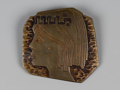 Брошь. Женский профиль. KFK. Таллин, Советская Эстония. 1960-1970-е. Латунь. Размер 37х38 мм. 