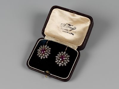 Серьги. Бриллианты, звездчатый рубин. ХХ в. Жёлт.и бел. металл. Коробочка "Ювелир А.Гау" в подборе. 