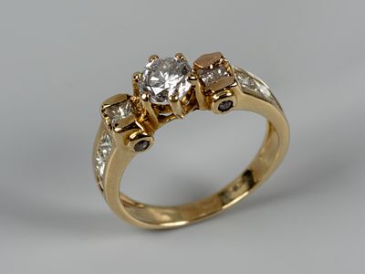 Кольцо. Бриллианты . ХХ в. Жёлт. металл. Общий вес вес 4,97 гр. Размер 18. Клеймо 750 пр. 