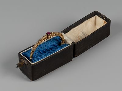 Браслет. Звездчатый рубин, бриллианты. Начало ХХ в. Жёлт. металл. Родная ювелирная коробочка 