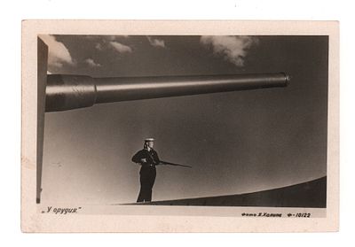 У орудия. Довоенная фотооткрытка. Изд. Госкиноиздата, Москва 1940 г. Открыточный формат. 