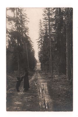 Валаам. Монах и медвежонок. Фотооткрытка. Начало ХХ в. Открыточный формат. Прошла почту. 