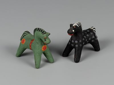 Каргопольская игрушка. Кони. 2 шт. 1970-1980-е. Глина, роспись. В тесте &laquo;Ч&raquo;. Конь черный в 
