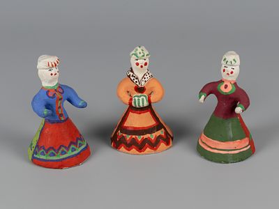 Авт. Шевелева А.Ф. Каргопольская игрушка. Крестьянки. 3 шт. 1970-1980-е. Глина, роспись. Высота 