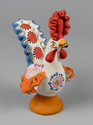 Дымковская игрушка. Петушок. Киров, 1990-е. Глина, роспись. Высота 18,3 см. На основании ярлык 