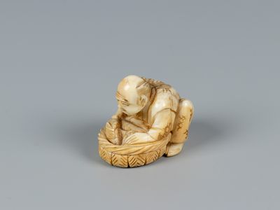 Нэцкэ. Японский ремесленник. Руб. XIX-XX в. Кость, тонировки. Высота 3,5 см. Као на основании. 