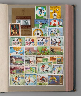 Альбом с марками разных стран. 750+ шт. Вт. пол. ХХ в. В основном гашеные. Размер альбома 