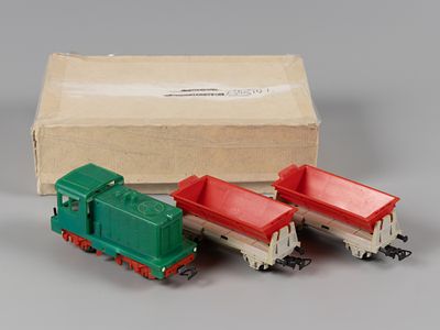 Набор. Локомотива и два вагона. Piko. ГДР, вт. пол. ХХ в. Не оригинальная коробка. Размеры: 