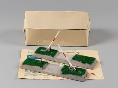 Набор из двух железнодорожных переездов. Siba 19013. ГДР, вт. пол. ХХ в. Дерево, металл 