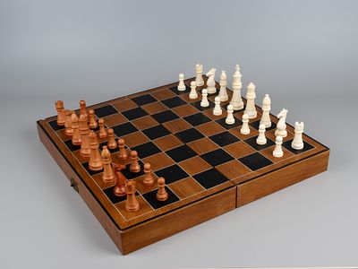 Шахматы из слоновой кости. Полный комплект. Сингапур, 1970-е. Дерево, резьба, тонировки, бархат. 