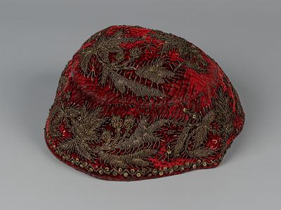 Тюбетейка с растительным орнаментом. Кон. XIX в. Хлопок, бархат, латунь, нити металлические. Пол 