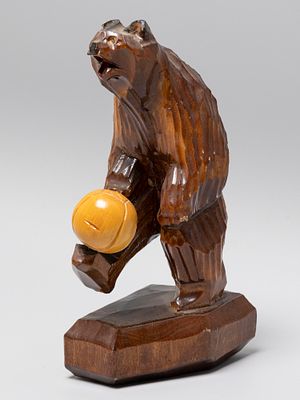 Деревянная игрушка. Медведь-футболист. Вторая пол. ХХ в Дерево, резьба, лак. Размер 17х8х6 см. 