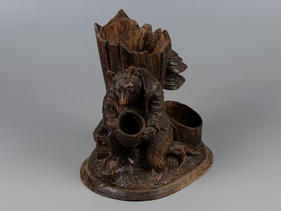 Шварцвальд. Медведь у пня. Украшение стола. Schwarzwald, Германия XIX в. Дерево, резьба. Размер 