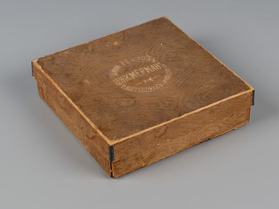 Коробка "Юлий Генрих Циммерман, С-Петербург-Москва". Начало ХХ в. Картонаж. Размер 15.5х15.5х4 