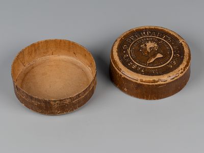 [Табакиана] Коробка "Табак Ф. Рейнгартъ Москва" С изображением баснописца И.А. Крылова. Кон. XIX в.