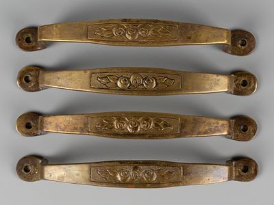 Ручки от комода. 4 шт. Рельеф с розами. Начало ХХ в. Латунь. Размер 12.5х3х1.5 см. 
Следы 