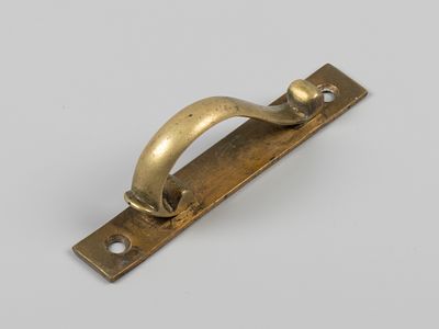 Ручка от комода (шкафа). Нач. ХХ в. Латунь. Длина 11,4 см. Патина, потертости, мелкие щербинки.