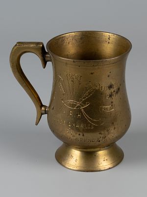 Кружка. Свадьба принца Чарльза и леди Дианы Спенсер. Индия, 1980-е. Латунь, штихельная гравировка. 