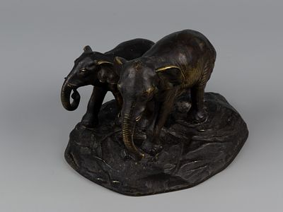 Статуэтка. Пара слонов. Перв. пол. XX в. Бронза, патина. Размер 13х19.5х13 см. Потертости. Следы 